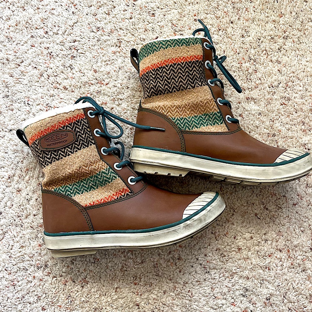 KEEN Women’s Snowboots Waterproof Size 7 Warm Lining Good Used Condition Striped